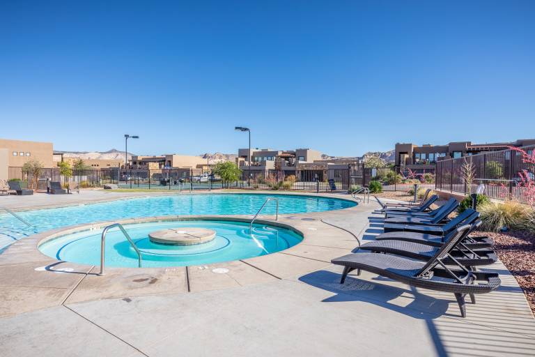 Fully equipped vacation home with BBQ, jacuzzi & heated pool | Golf view | Dogs allowed — photo 5
