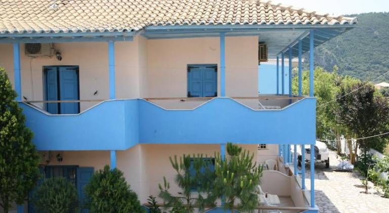 Apartment with garden & terrace in Lefkada