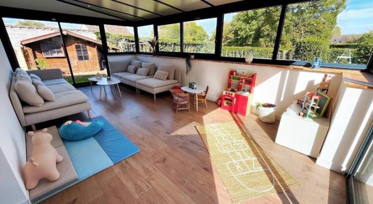 Vacation home with jacuzzi, private pool & barbeque in Ouistreham