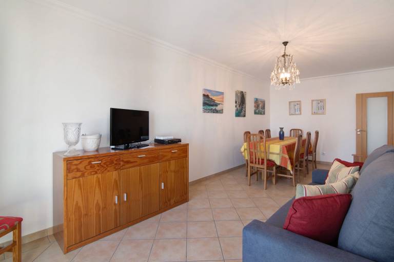 Apartment 'Quarteira Beach I' with Balcony, Wi-Fi and Air Conditioning — photo 3