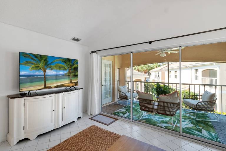 Child-friendly condo with barbecue, jacuzzi & heated pool | Pet-friendly — photo 5
