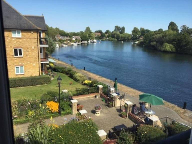 Apartment Walton-on-Thames