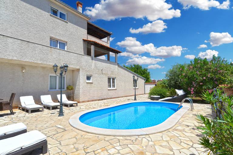 Child-friendly house with pool & barbecue | Dogs allowed in Medulin
