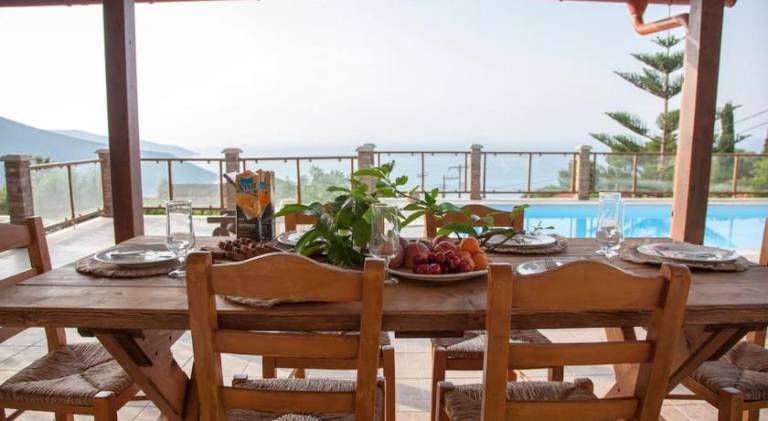 Villa with BBQ, yard & private pool — photo 3