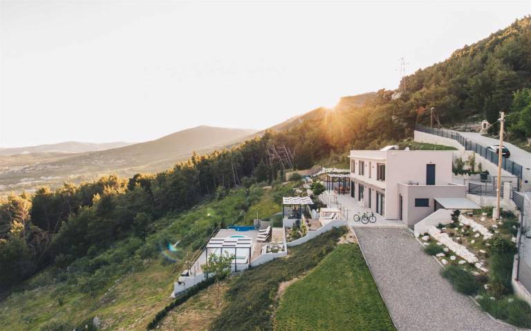 Fully equipped villa with terrace, barbeque & hot tub | Pool view | Suitable for remote work | Pets allowed — photo 3