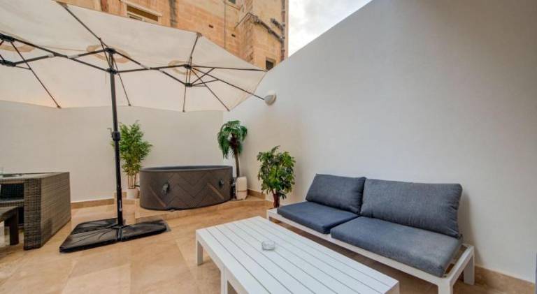 New 3BDR Luxury Seaside Home with Heated Jacuzzi - Best Location in Sliema — photo 3
