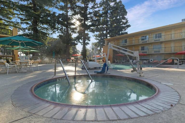 Howard Johnson by Wyndham Sacramento Downtown