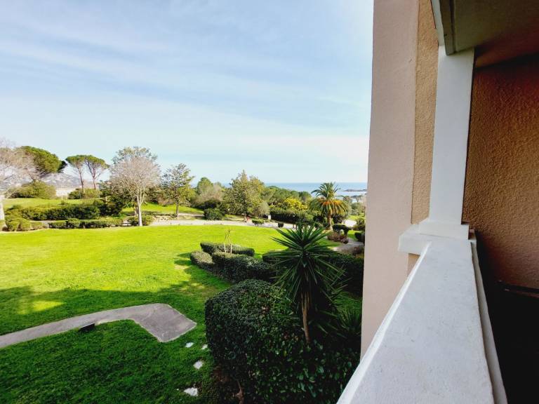 Holiday apartment with pool, patio & garden — photo 5