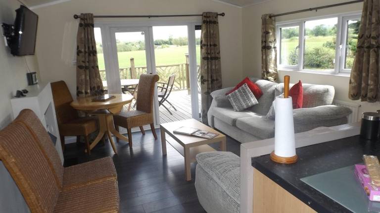 Two bedroom timber lodge, Avonvale Holiday Lodges — photo 3