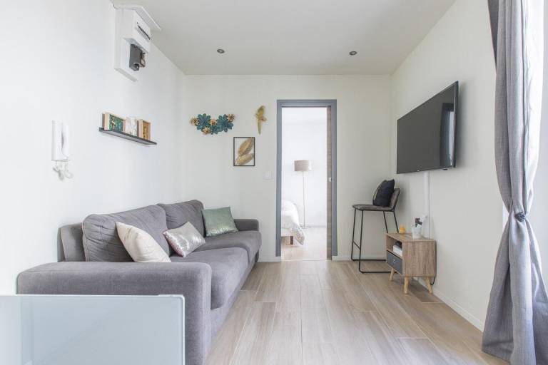 Cute affordable 1-br minutes from Cannes Center — photo 2