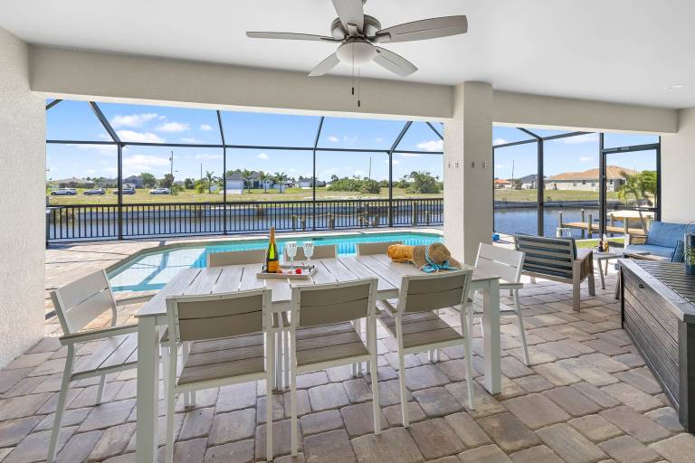 House with private pool | Water view — photo 2