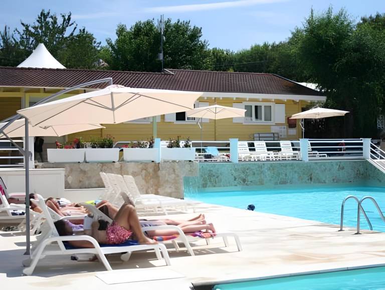 Green Garden Village con piscina, spiaggia riservata e parcheggio in Camerano