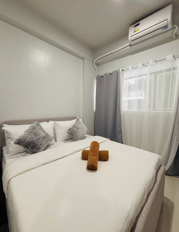 Bright and Cozy Escape with Plush Touches — photo 5