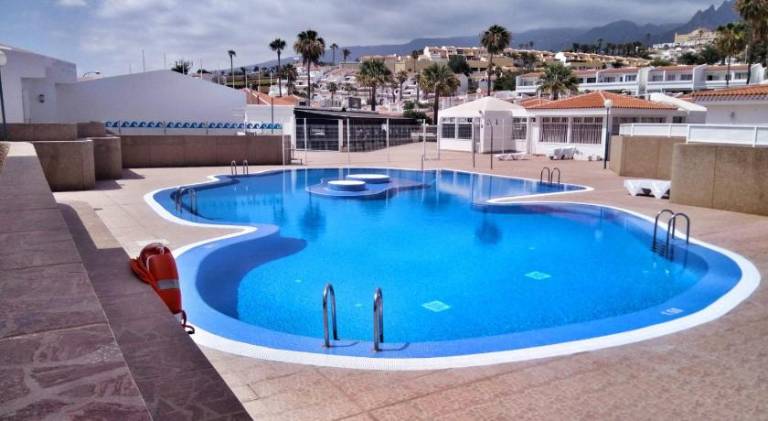 Apartment with pool — photo 3