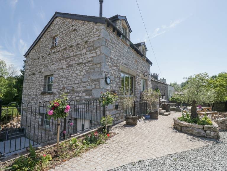 Family-friendly wonderful cottage with yard | Pets allowed — photo 2