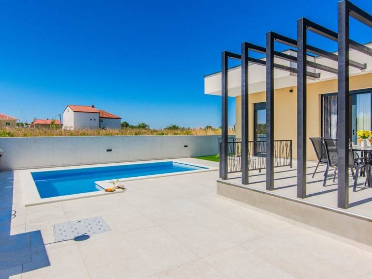 Pleasant vacation home with barbecue, terrace & private pool | Pets allowed — photo 5