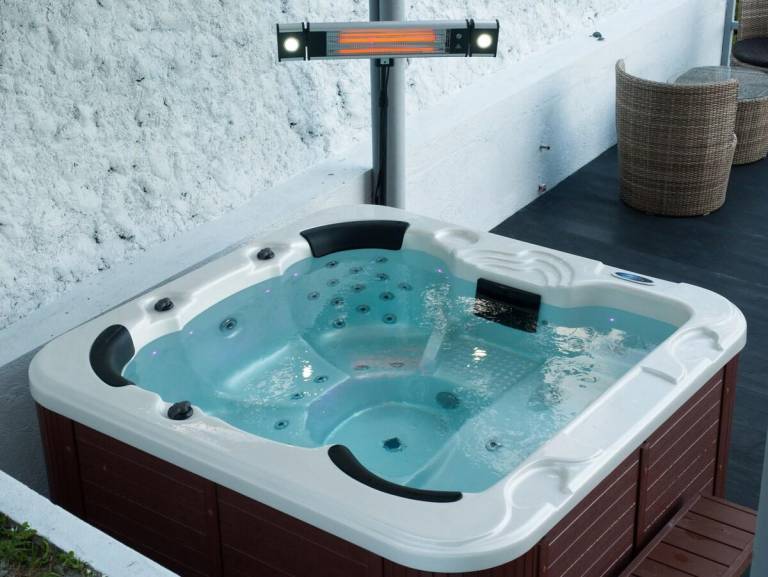 Vacation home with pool, barbeque & hot tub — photo 3