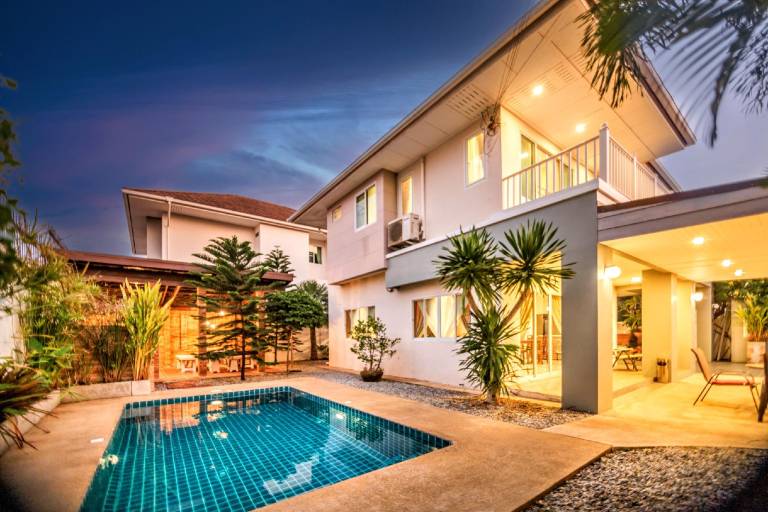 Villa with grill, pool & yard in Chonburi