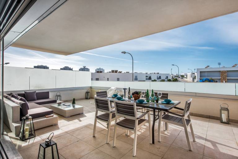 Holiday Home 'Lovely Modern Apartment with Pool' with Shared Pool, Wi-Fi and Air Conditioning — photo 4
