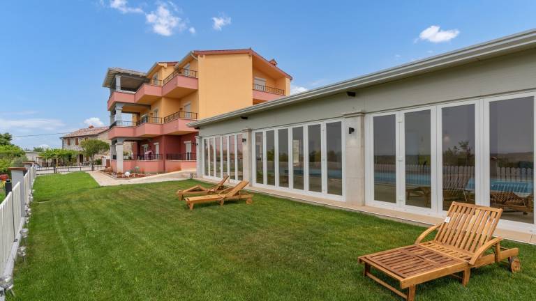 Fully equipped rental apartment with yard, pool & terrace | Dogs allowed — photo 3