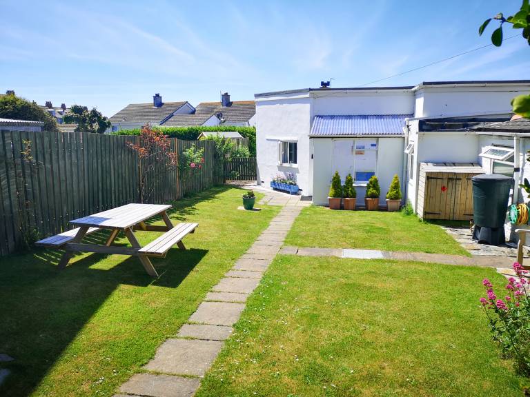 Cottage with barbecue & garden | Beach view — photo 2