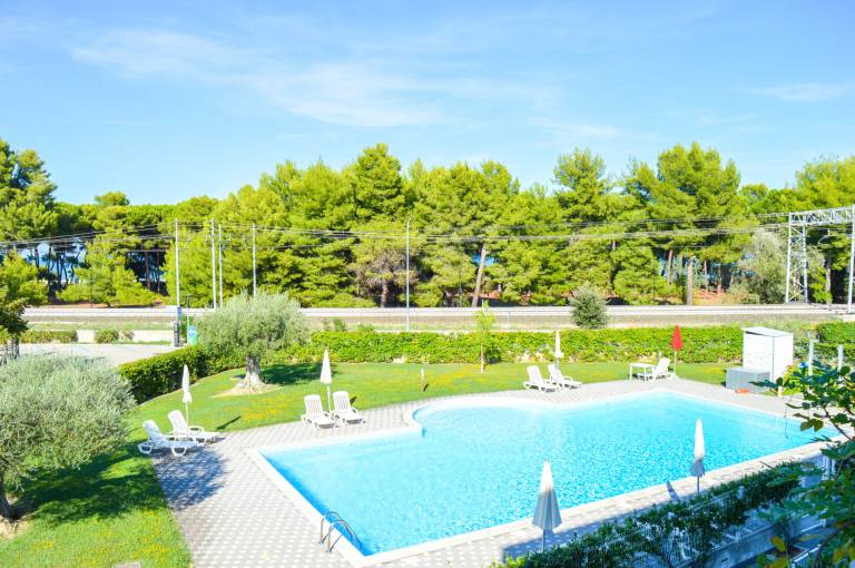 Fully equipped lovely apartment with pool, yard & patio | Sea view | Next to the beach | Dogs allowed in Pineto
