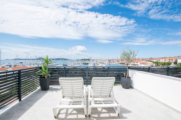Rental apartment with patio & BBQ | Sea view — photo 2