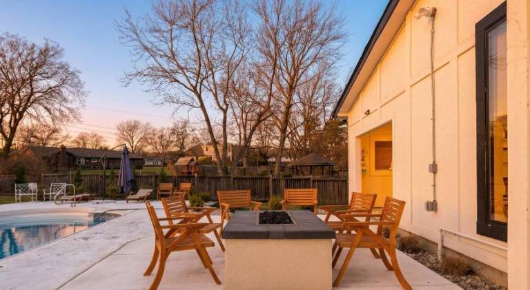 Fully equipped charming vacation home with patio, private pool & yard | Pet-friendly — photo 5