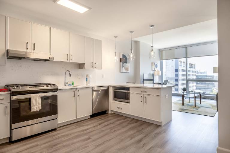 Apartment with pool, patio & grill in Fairfield, CT