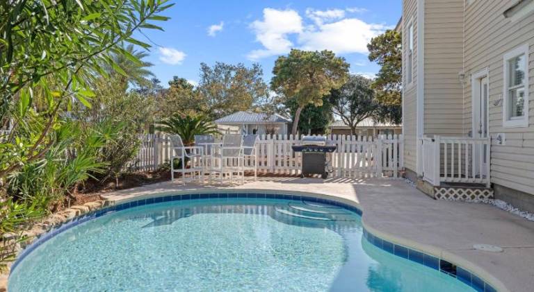 Vacation home with pool — photo 5