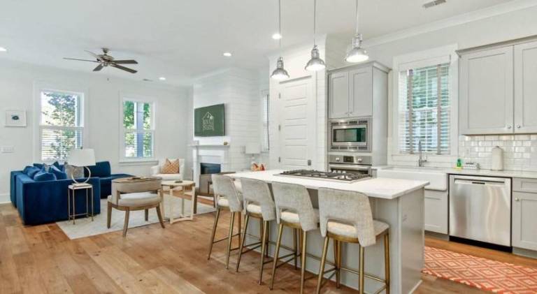 Shem Creek House- 5 Mins to Dtwn & Beach Hot Tub — photo 3