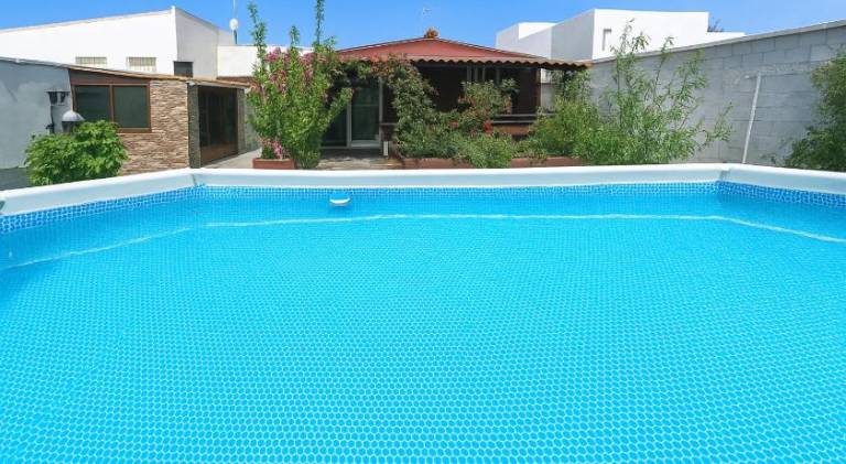 House with pool — photo 4