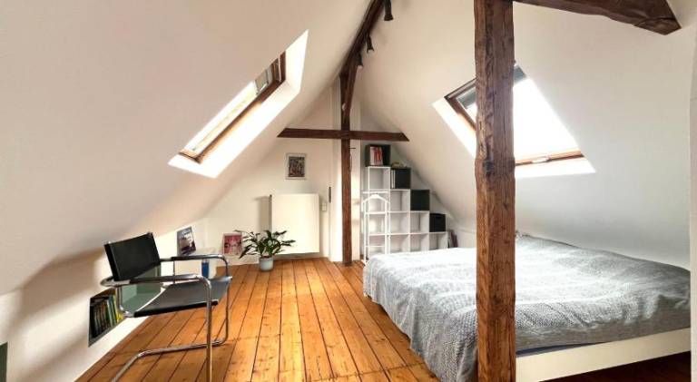 Helles Giebelzimmer im Altbau