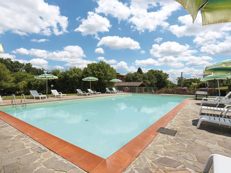Vacation home with barbeque, patio & pool — photo 2