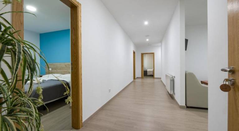 Apartment with pool & yard — photo 2