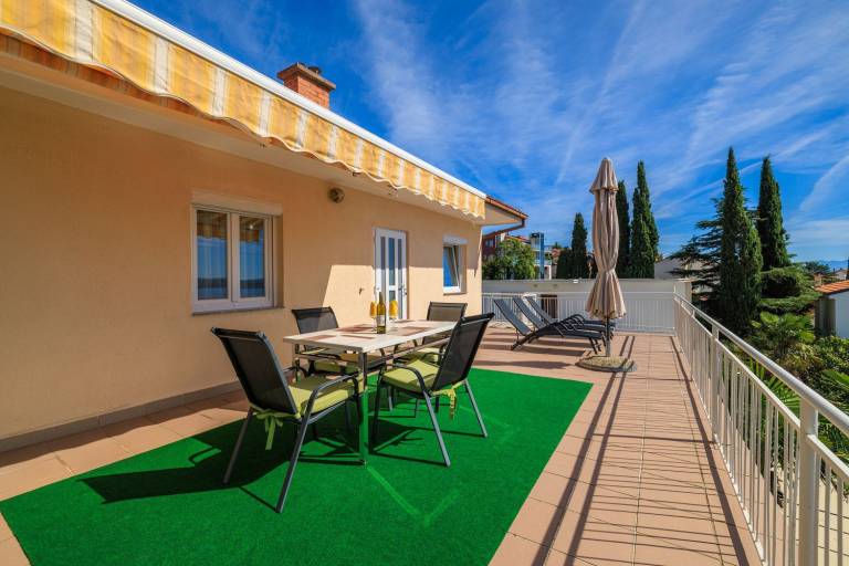 Charming flat just 260 metres from the beach with a fantastic terrace and sea views — photo 3