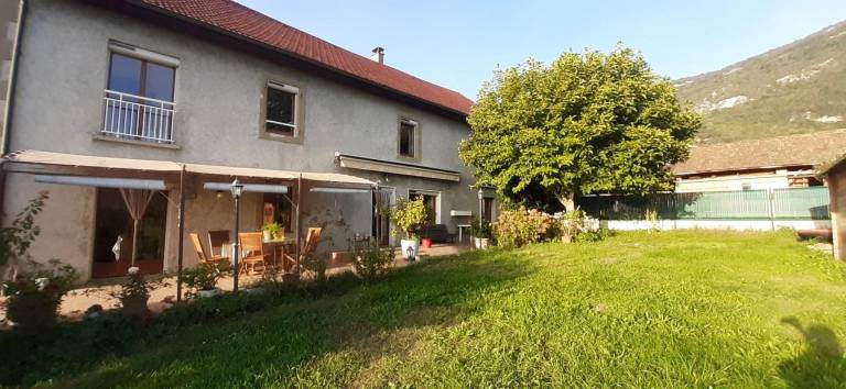 Gite with yard & patio — photo 2