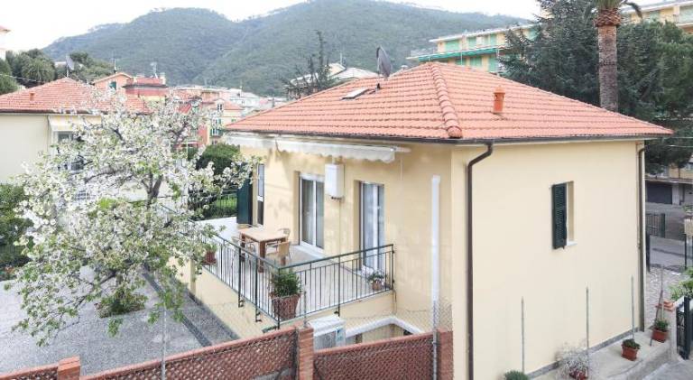 Holiday apartment with patio & garden — photo 5