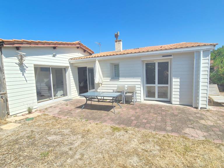 Vacation home with terrace, yard & barbecue in Lacanau