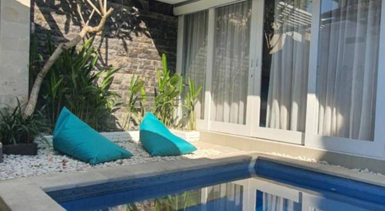 Villa with pool — photo 5