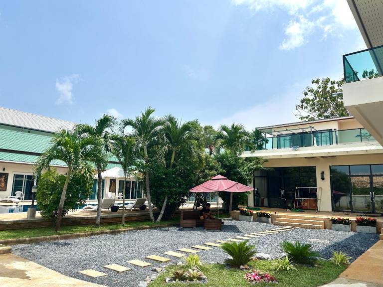 Spacious house with yard, patio & pool | Beach nearby | Pets allowed — photo 2