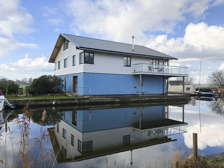 Children-friendly beautiful cottage | River view | Dogs allowed in Great Yarmouth