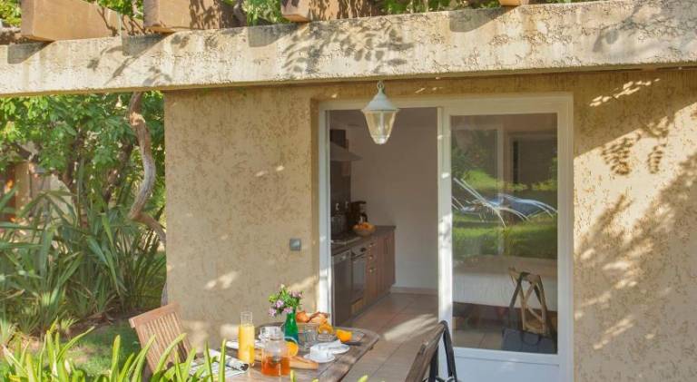 Villa with private pool, garden & patio — photo 5