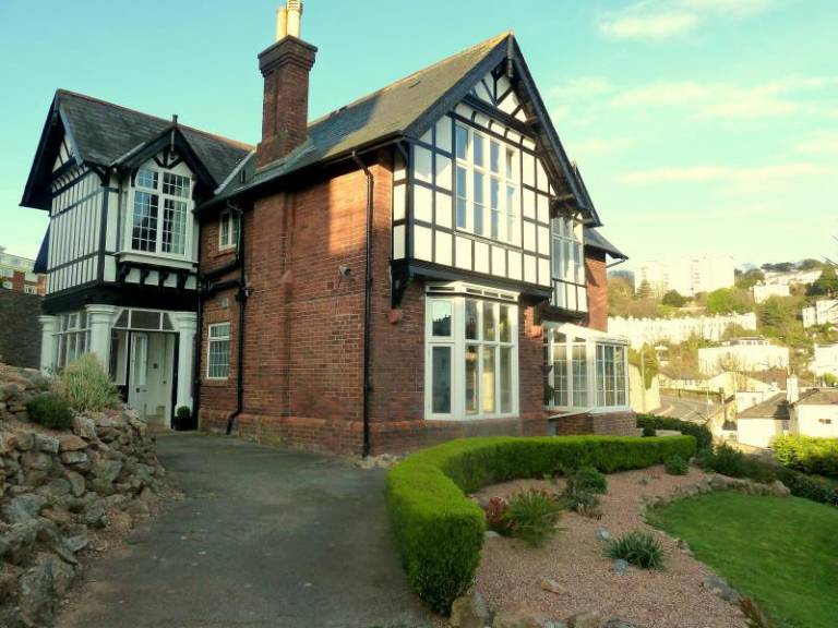 Serviced apartment with patio, barbecue & garden in Torquay