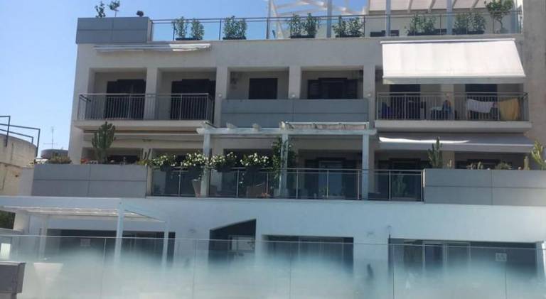 Serviced apartment with private pool, yard & terrace | Beach nearby | Pet-friendly — photo 4