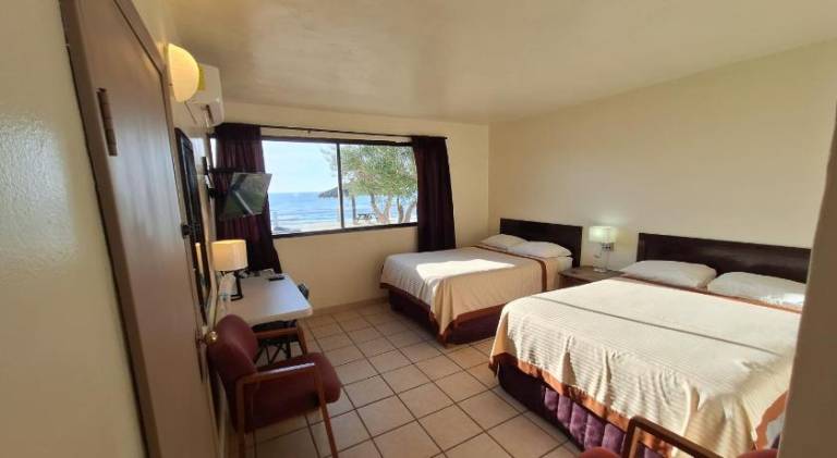 39 Bungalow Seaside Hotel & Victors RV Park — photo 2