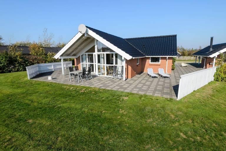 Ample vacation home with terrace, grill & yard | Pets are welcome — photo 4