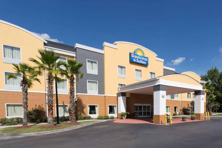 Days Inn & Suites by Wyndham Savannah North I 95
