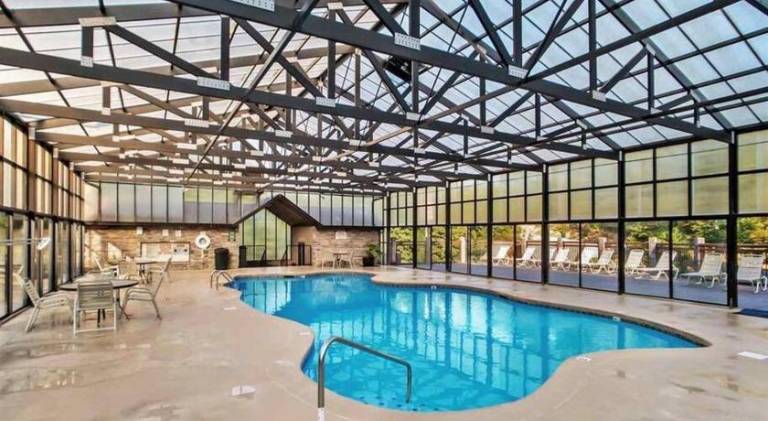 Chalet with pool & jacuzzi — photo 3
