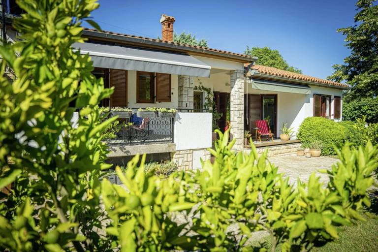 Vacation home with terrace, private pool & barbeque in Medulin